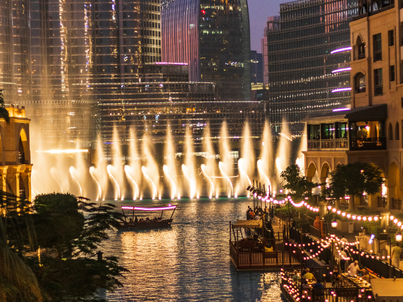 spectacle de fontaines lumineuses sur le lac du Burj Khalifa Dubai