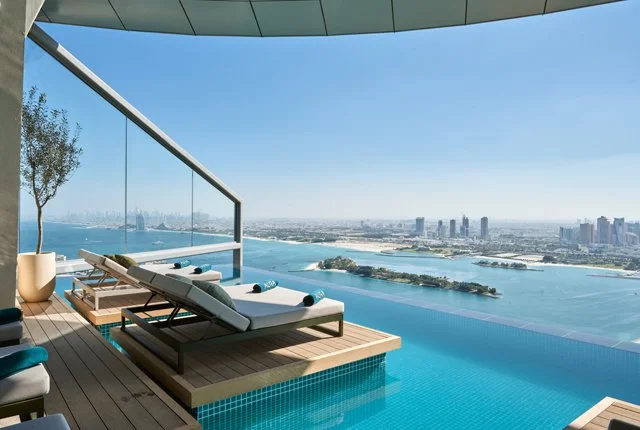 Piscine à débordement romantique avec vue sur tout Dubaï. 