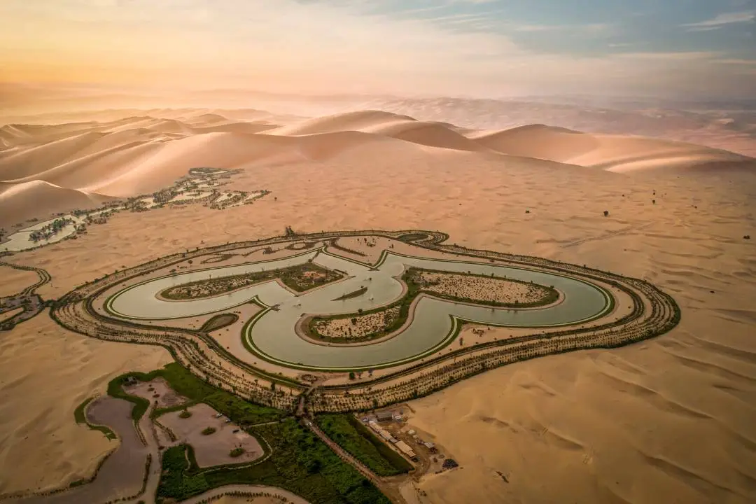 Des coeurs dans les dunes à Dubaï . Love Lake Al Qudra