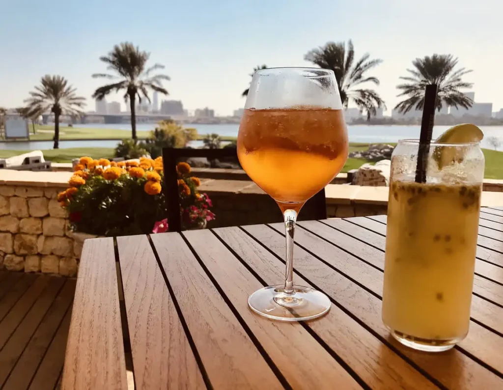 Consommer de l'alcool est réglementé à Dubaï. Un jus de fruit en bord de mer ?