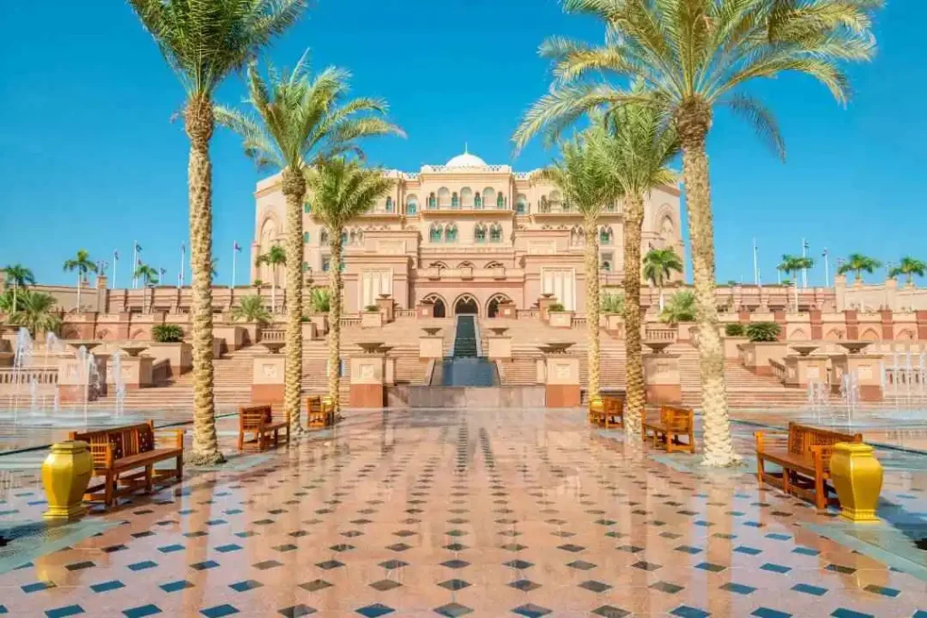 Le luxe est de mise aussi à Abu Dhabi. L'Emirates Palace avec ses palmiers à Abu Dhabi