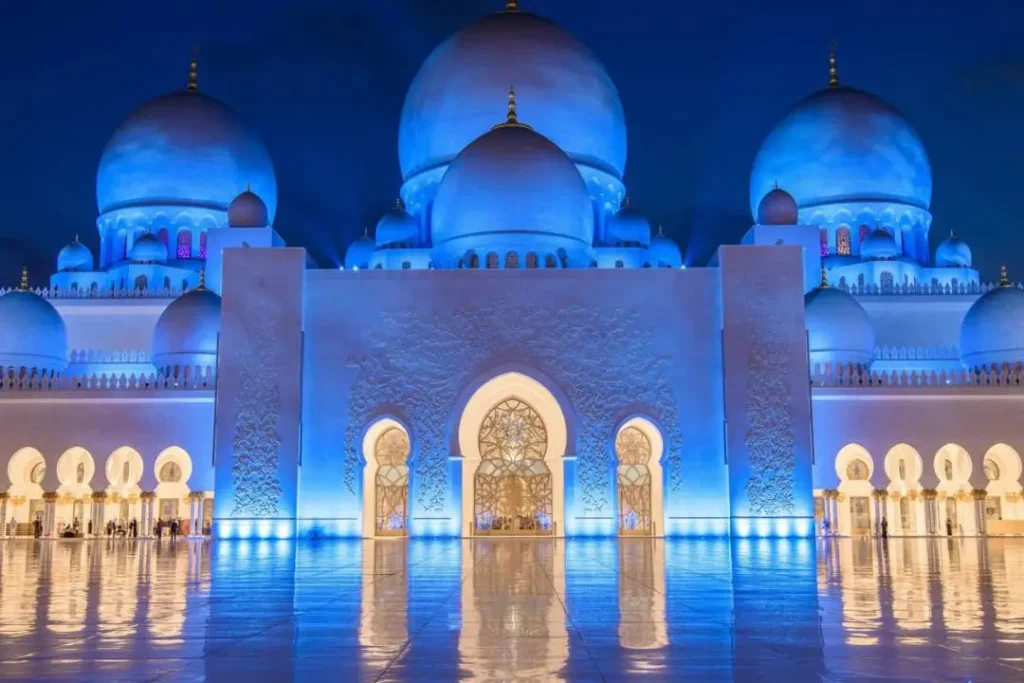 La Grande Mosquée Sheikh Zayed de nuit éclairée à Abu Dhabi. Un endroit incontournable à visiter
