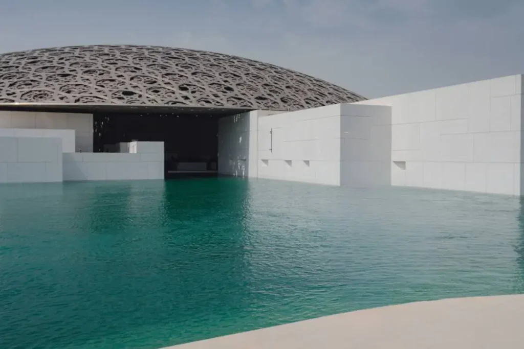 Le Louvre Abu Dhabi en bord de mer