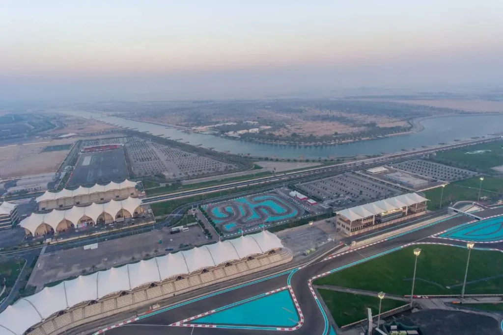 Ile de Yas à Abu Dhabi. Vue aerienne de Yas Island 