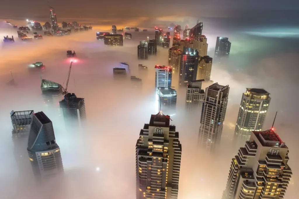Le brouillard à Dubaï est rare mais spectaculaire