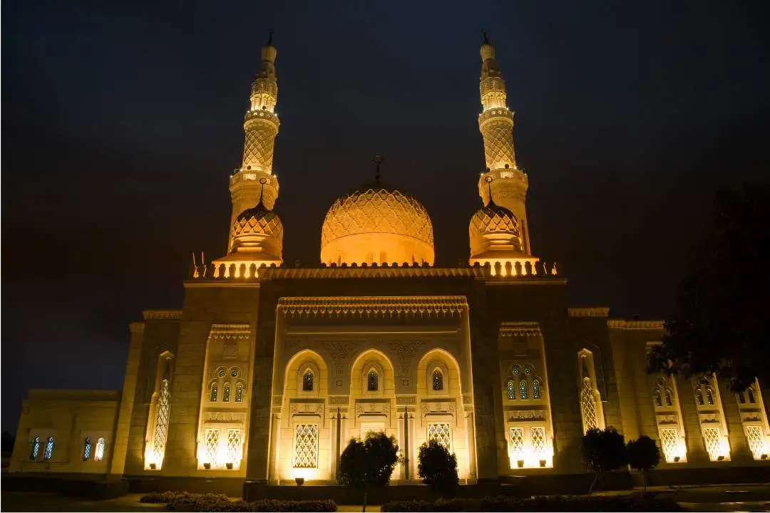 Aïd à Dubaï dans la mosquée Al Jumeirah éclairée la nuit