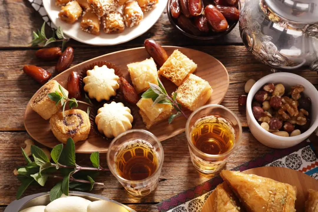 gâteaux et thé émirati pour l'Aïd à Dubaï