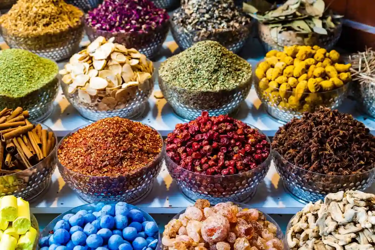 Différentes épices dans les souks de Dubaï
