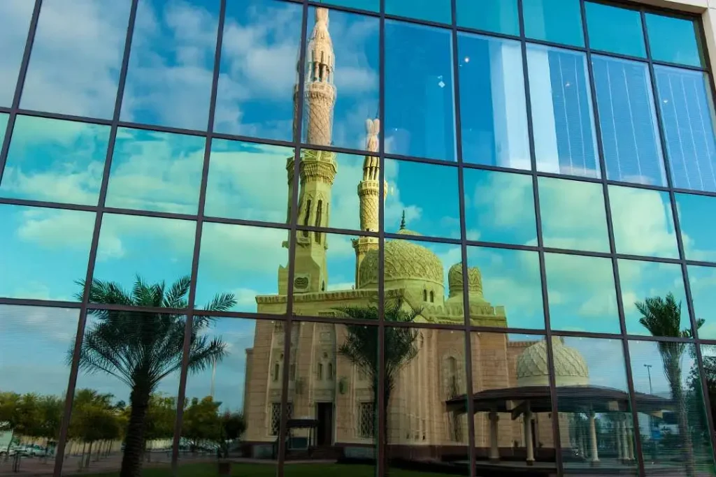 La mosquée Jumeirah se reflète dans les vitres d'un gratte-ciel pour un contraste instagrammable