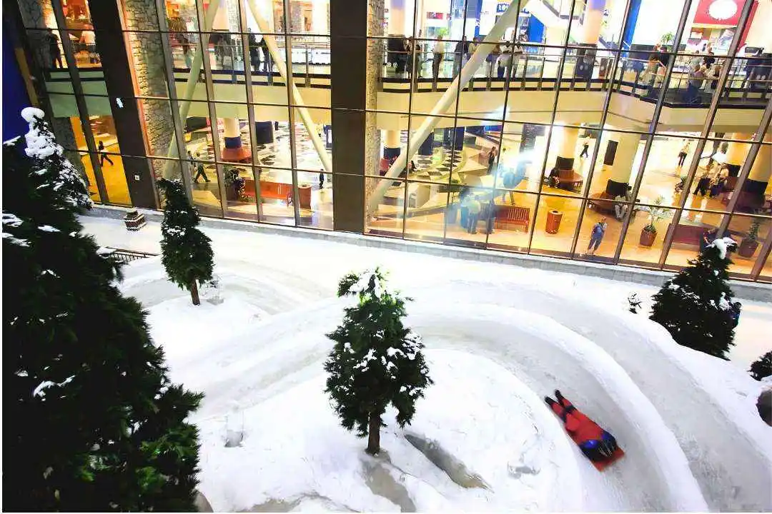 piste de ski intérieure au Mall of the Emirates à Dubaï