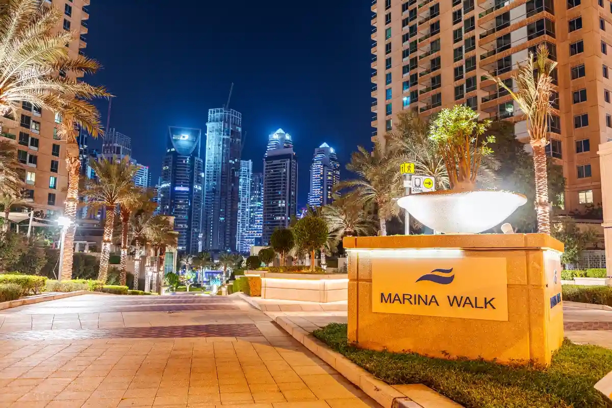 marina walk de nuit pour se balader à dubai 