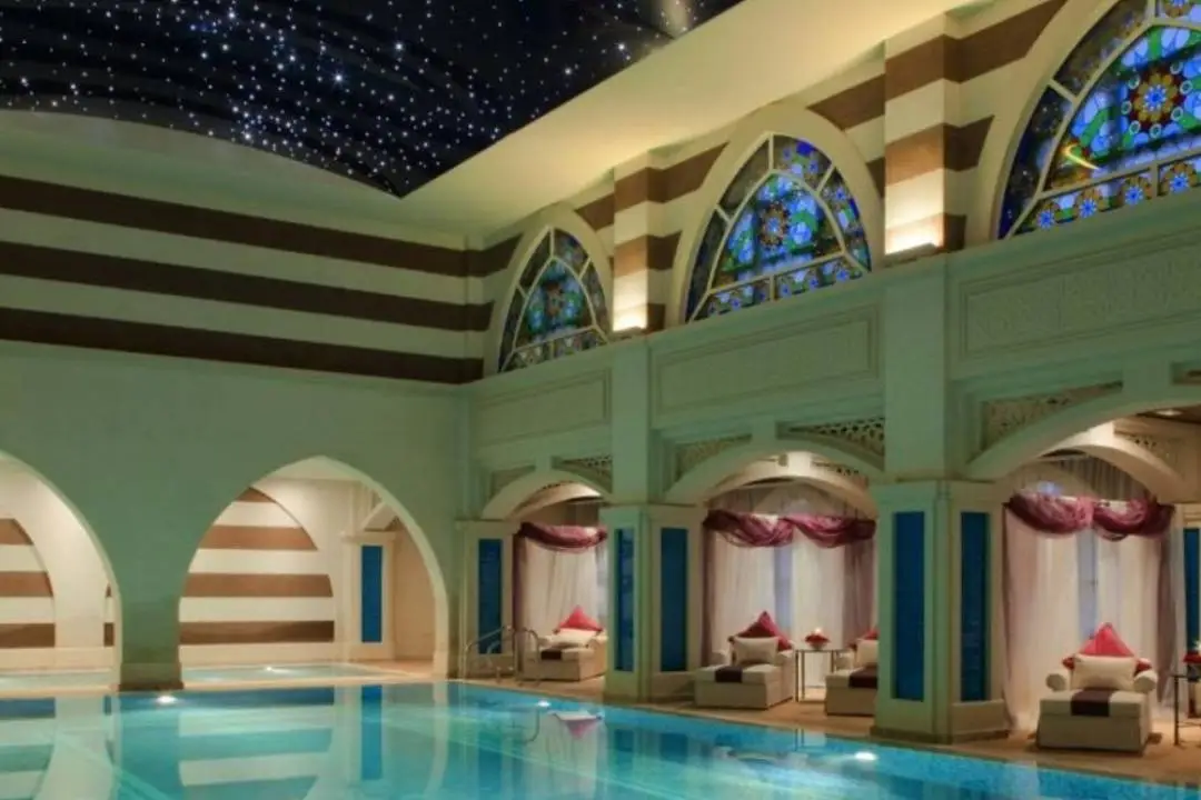 Piscine intérieure avec ciel étoilé au Talise Ottoman Spa à Dubaï