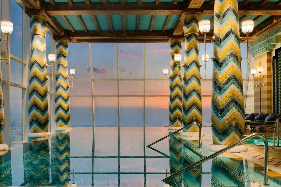 Piscine intérieure au Talise Spa à Burj Al Arab Dubaï