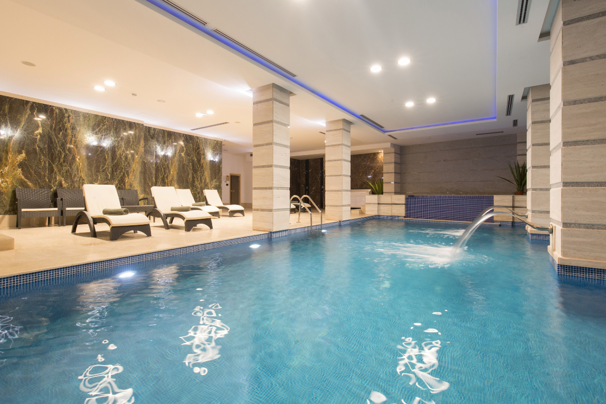 Spa avec piscine et transats à dubai