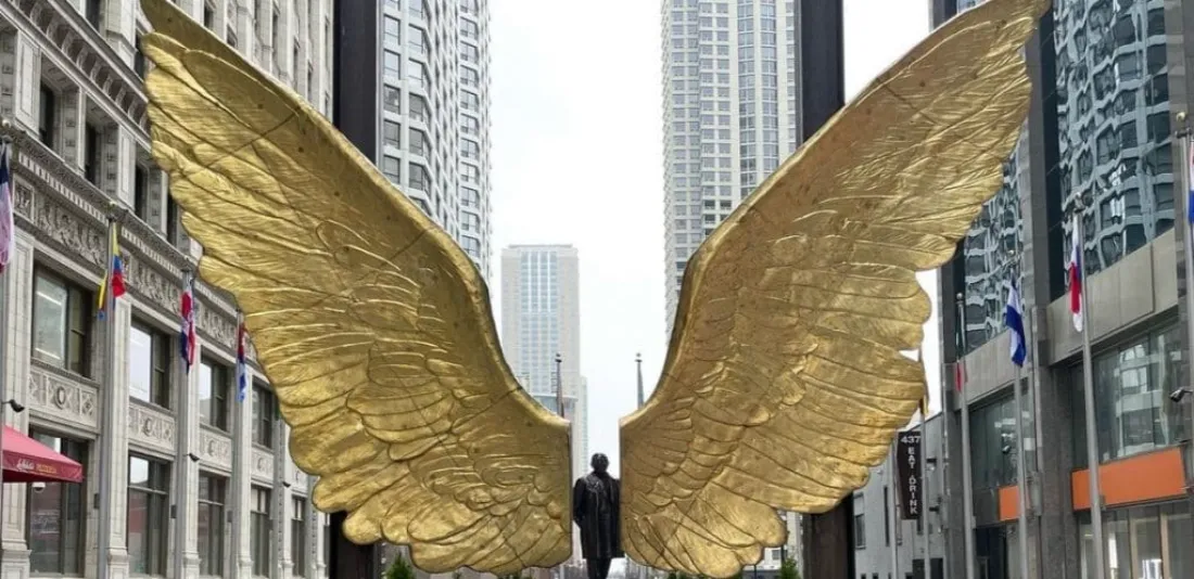 Statut avec deux ailes dorées nommée les ailes de mexico au Burj park 