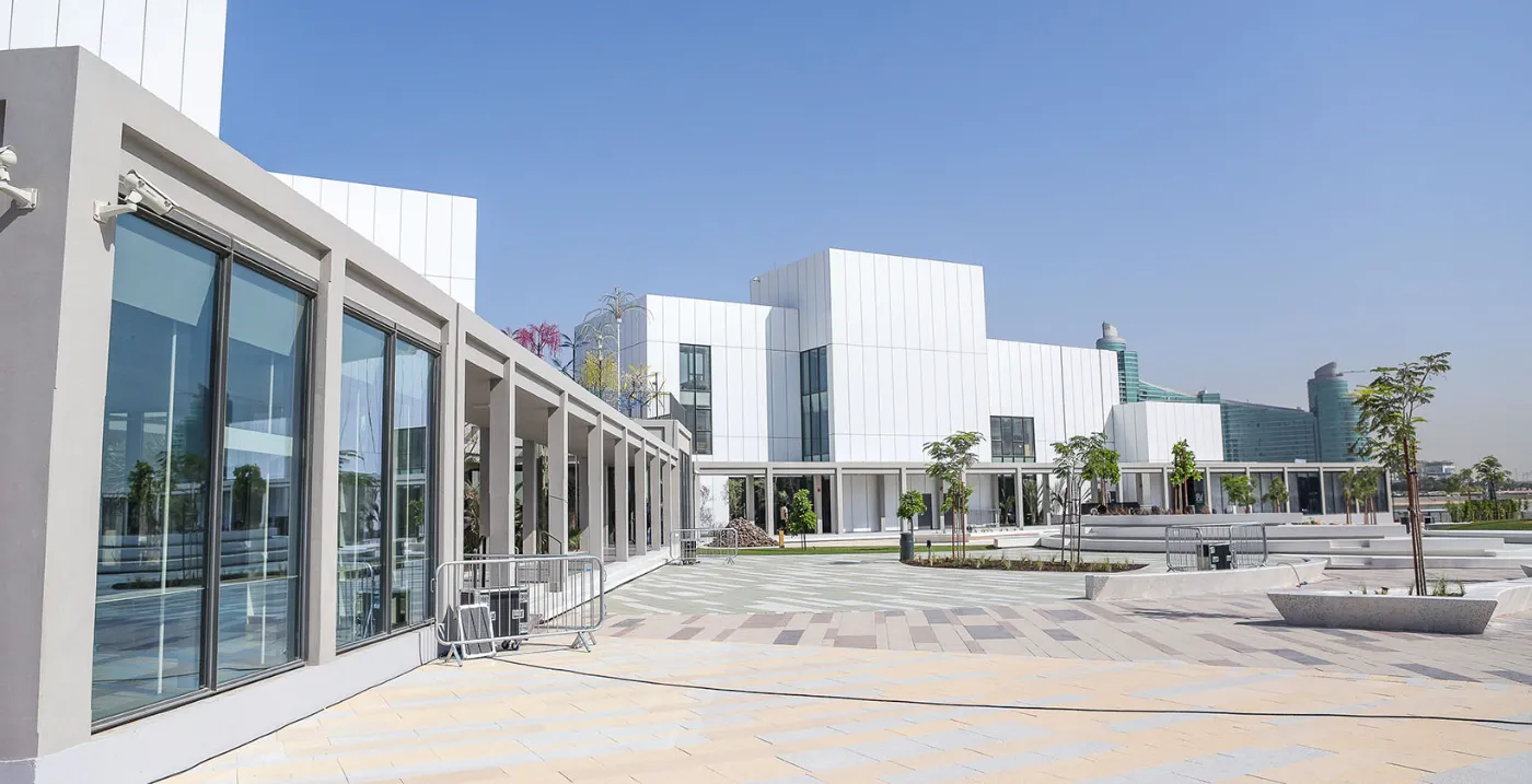 Grande cour devant la bibliothèque Jameel Arts Centre Library à Dubaï